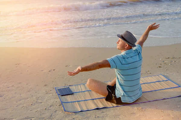 Sommer Lebensstil Porträt männliche Freude am Strand am Meer Lebensstil Morgen beim Sonnenaufgang, Konzept im Reisen — Stockfoto