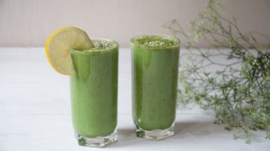 Karışık yeşil smoothie maddeler veya beyaz arka plan, metin, çiğ gıda detoks kavramı için bir yer ile kahvaltı vegan kokteylde