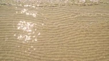 Kumlu sahilde denizin dalga yumuşak. Yaz doku arka plan