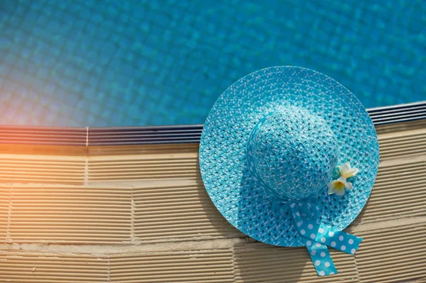 Pláž hat u bazénu, pohled shora s prostorem pro váš text — Stock fotografie