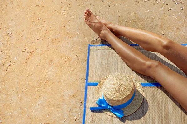 Kadın ayakları ve yaz sahilde denize karşı bir hasır şapka zaman seyahat etmek. Bir metin için boş yer — Stok fotoğraf