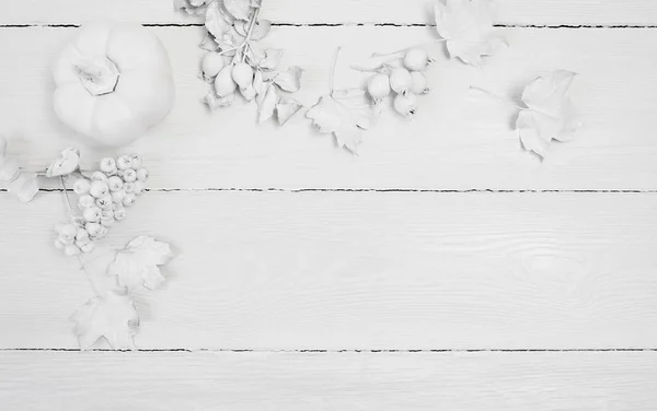 Mockup weißer Kürbis, Beeren und Blätter auf einem hölzernen Herbsthintergrund. Grußkarte zum Erntedankfest im rustikalen Stil mit Platz für Ihren Text. flach lag. Ansicht von oben — Stockfoto