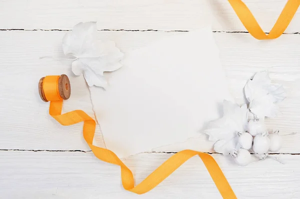 Witte bessen, pompoen, bladeren en oranje lint op een houten mockup herfst achtergrond. Wenskaart voor Thanksgiving Day in rustieke stijl met ruimte voor uw tekst. Flat lag. Bovenaanzicht — Stockfoto