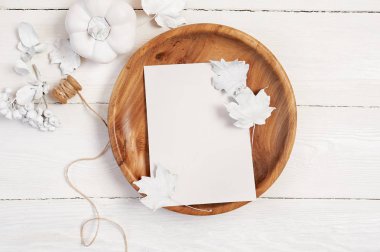 Beyaz kağıdın ahşap evle. Beyaz kabak, çilek ve bir mockup sonbahar ahşap zemin üzerinde bırakır. Rustik tarzda Şükran günü için tebrik kartı, metin için yer ile. Düz yatıyordu