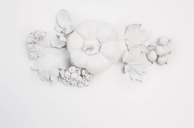 Mockup beyaz kabak, çilek ve bir ahşap sonbahar arka plan üzerinde bırakır. Rustik tarzda Şükran günü için tebrik kartı, metin için yer ile. Düz yatıyordu. Üstten görünüm