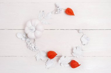 Çerçeve beyaz artalan düz beyaz kuru yaprakları ile yuvarlak mockup sanat, resim veya el yazı sonbahar kompozisyon kopya alanı, en iyi görünüm için lay