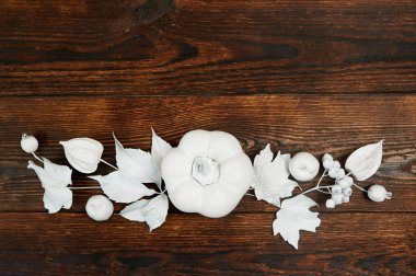 Dekor sonbahar çerçeve beyaz yaprakları ve Kabak Koyu kahverengi ahşap artalan üzerinde düz yatıyordu mockup, resim, resim veya el yazı için. Kompozisyon kopya alanı, üstten görünüm