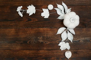 Dekor sonbahar çerçeve beyaz yaprakları ve Kabak Koyu kahverengi ahşap artalan üzerinde düz yatıyordu mockup, resim, resim veya el yazı için. Kompozisyon kopya alanı, üstten görünüm