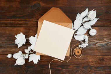 Pensil sayfaya boş kraft düz yatıyordu mockup sanat, resim veya el yazı kompozisyon kopya alanı, en iyi görünüm için. Sonbahar kompozisyon koyu kahverengi ahşap artalan üzerinde beyaz yaprakları yapılmış