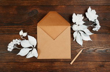 Pensil sayfaya boş kraft düz yatıyordu mockup sanat, resim veya el yazı kompozisyon kopya alanı, en iyi görünüm için. Sonbahar kompozisyon koyu kahverengi ahşap artalan üzerinde beyaz yaprakları yapılmış