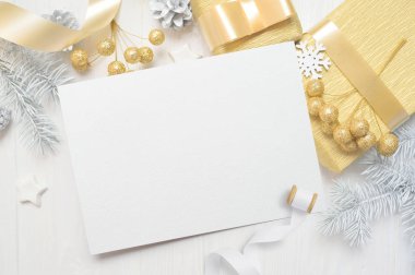 Noel arka plan, beyaz kağıdın arasında Beyaz ahşap masa üzerinde küçük süslemeler yalan soyut. Sanat, resim veya el yazı kompozisyon kopya alanı, en iyi görünüm için düz yatıyordu mockup