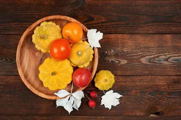 Composizione cornice decorazione autunnale con zucca e rosso, pomodori arancioni su luogo di legno su sfondo di legno marrone scuro piatto lay mockup per la vostra arte, foto o scritte a mano. Copia spazio, vista dall'alto — Foto Stock