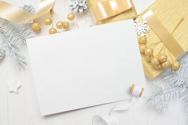 Noel arka plan, beyaz kağıdın arasında Beyaz ahşap masa üzerinde küçük süslemeler yalan soyut. Sanat, resim veya el yazı kompozisyon kopya alanı, en iyi görünüm için düz yatıyordu mockup