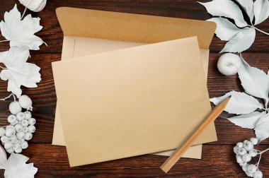 Kraft kağıt üzerinde metin alanı olan Şükran günü rustik tarzı için tebrik kartı. Çerçeve mockup beyaz çilek ve yapraklarda ahşap sonbahar arka plan ile. Düz yatıyordu. Üstten görünüm