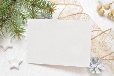 Boş beyaz kağıdın beyaz bir Noel arka planda köknar şube ve koniler. Xmas, mektubunda mockup