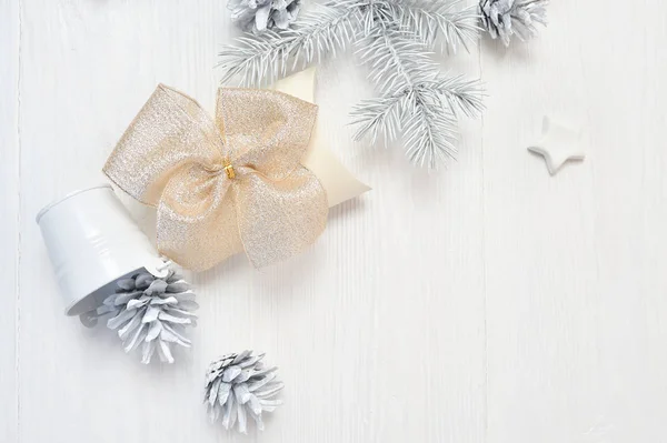 Mockup vit julgran, beige båge och kon. Platt låg på en vit trä bakgrund, med plats för din text. Ovanifrån — Stockfoto