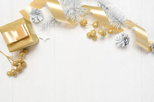 Albero bianco di Natale Mockup, fiocco beige, scatola regalo in oro e cono. Piatto giaceva su uno sfondo di legno bianco, con posto per il testo. Vista dall'alto — Foto Stock