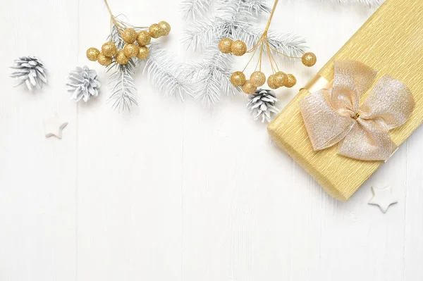 Mockup árvore branca de Natal, arco bege, caixa de presente e cone. Flat lay sobre um fundo de madeira branco, com lugar para o seu texto. Vista superior — Fotografia de Stock