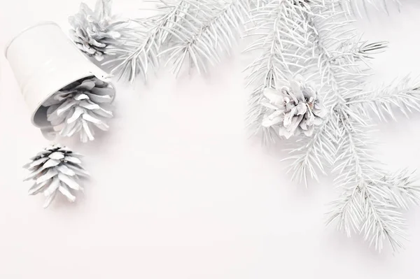 Mockup beyaz Noel ağacı ve koni. Düz metin için yer ile beyaz ahşap zemin üzerinde yatıyordu. Üstten görünüm — Stok fotoğraf
