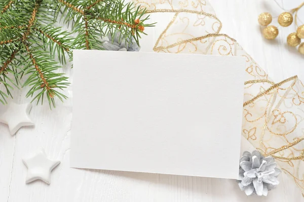 Leeg wit vel papier op een witte kerst achtergrond van Spar takken en kegels. Brief op xmas, mockup — Stockfoto