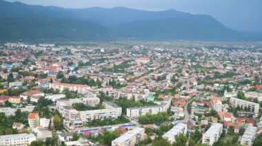 Khust şehir arka plan Panoraması. Eski kale harabe görüntüleyin. Peyzaj: Zakarpattia Oblast. Ukrayna. 4k video
