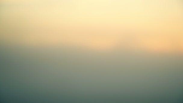 Weites Panorama der schönen nebligen Wiese. Dichter Nebel über trockener Graswiese und Baumsilhouetten am frühen Herbstmorgen. 4k-Video — Stockvideo