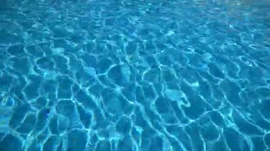 Işık yansımaları ile havuz mavi saf suda. 4 k video hareket
