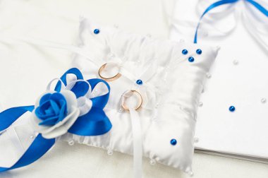 bir beyaz yastık yastık üzerinde iki altın yüzük. Birlik ve düğün kutlama kavramı