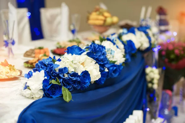 신부와 신랑의 레스토랑에서의 테이블에 백색 꽃의 웨딩 장식 — 스톡 사진