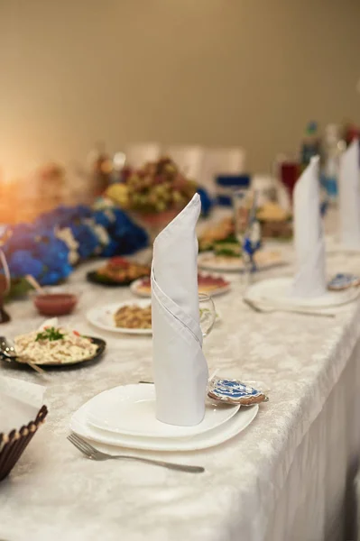 Gelin ve damat restoranda masaya beyaz çiçek düğün dekor — Stok fotoğraf