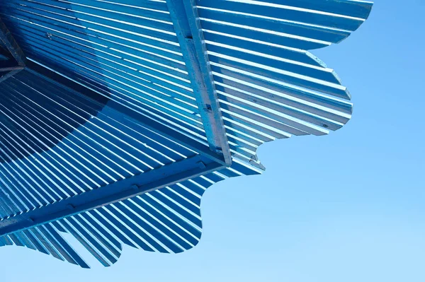 Telhado gazebo de madeira branco no parque contra fundo céu azul com espaço para o seu texto — Fotografia de Stock