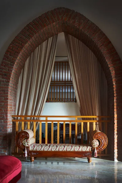 Арабский интерьер украшения дивана в стиле марокко - винтажный декор интерьера — стоковое фото