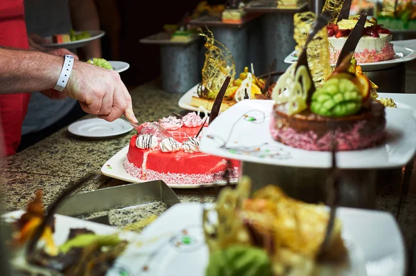 Rows of tasty looking desserts in beautiful arrangements. Sweets on banquet table - picture taken during catering event, hotel Sharm el Sheikh, Egypt — Stock Photo, Image