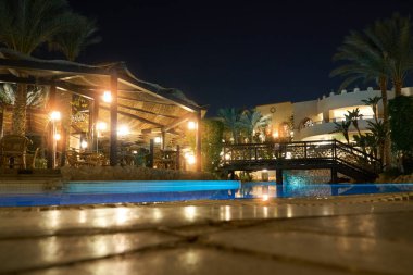 Sharm El Sheikh, Mısır - 9 Şubat 2019: Gece beş yıldızlı ışık avuç içi ve kıyı boyunca terasta Yüzme Havuzu ile'deki The Grand Hotel