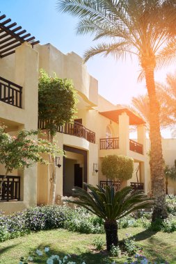 Sharm El Sheikh, Mısır - 9 Şubat 2019: Beş yıldızlı The Grand Hotel avuç içi ve su kuyusu-damat bölge. Yaz aylarında Doğu mimari ev
