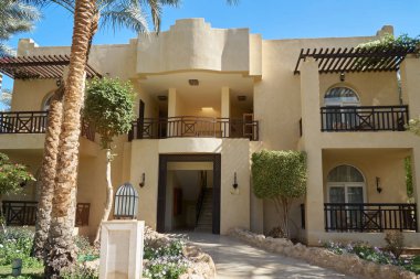 Sharm El Sheikh, Mısır - 9 Şubat 2019: Beş yıldızlı The Grand Hotel avuç patika bölge yaz yeşil çim arasında