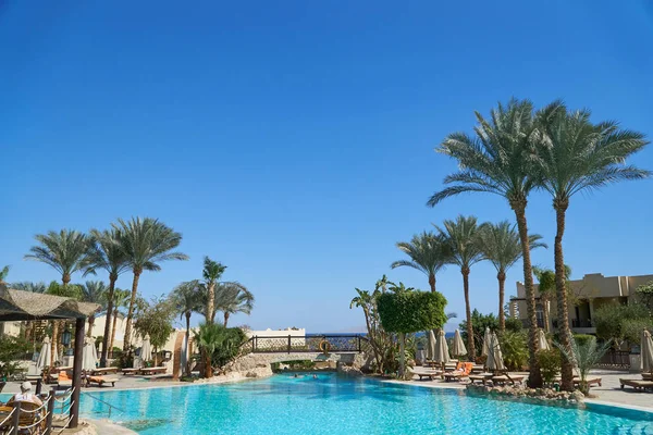 Sharm El Sheikh, Egipto - 9 de febrero de 2019: El Grand Hotel de cinco estrellas con palmeras y piscina en verano — Foto de Stock