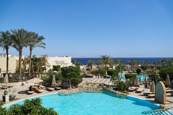 Sharm El Sheikh, Egypte - 9 februari 2019: Vijf-sterren The Grand Hotel met palmen en zwembad in de zomer — Stockfoto