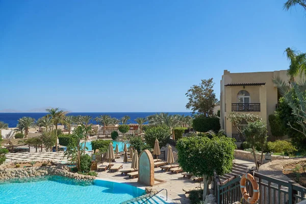 Sharm El Sheikh, Mısır - 9 Şubat 2019: Beş yıldızlı The Grand Hotel avuç içi ve yaz aylarında Yüzme Havuzu — Stok fotoğraf