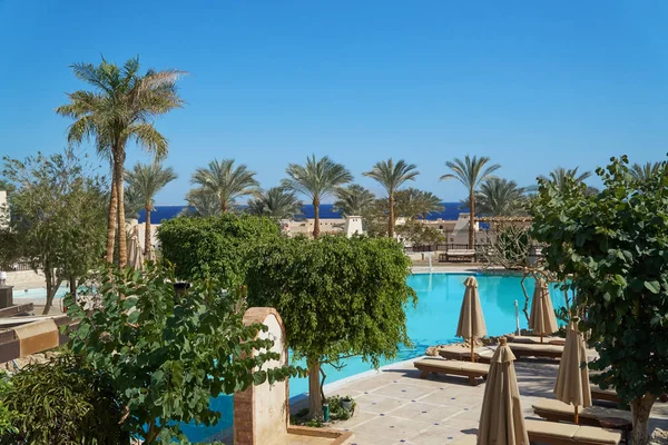 Sharm El Sheikh, Egypte - 9 februari 2019: Vijf-sterren The Grand Hotel met palmen en zwembad in de zomer — Stockfoto