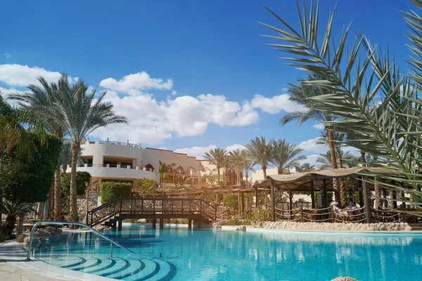 Sharm El Sheikh, Egipto - 9 de febrero de 2019: El Grand Hotel de cinco estrellas con palmeras y piscina en verano —  Fotos de Stock