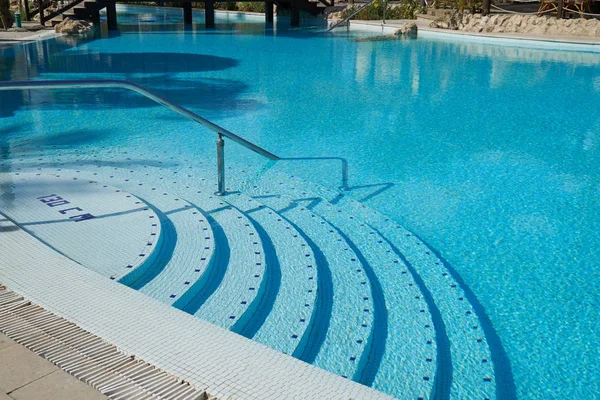 Verano hermosa piscina al aire libre de lujo en el hotel con escaleras y barandillas —  Fotos de Stock