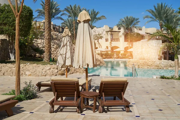 Sharm El Sheikh, Egitto - 9 febbraio 2019: Il Grand Hotel a cinque stelle con palme e lettini vicino alla piscina nel territorio estivo — Foto Stock