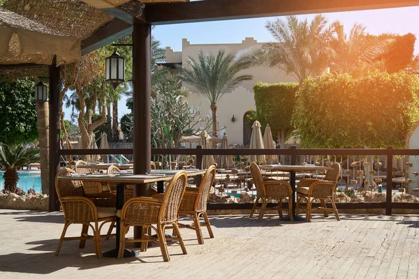 Sharm El Sheikh, Egipto - 9 de febrero de 2019: El Grand Hotel de cinco estrellas con palmeras y territorio bien cuidado. Arquitectura oriental terraza de verano del restaurante — Foto de Stock