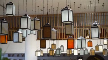 Otelin lobisinde benzersiz çok renkli lambalar. 4 k video yatay ağır çekim