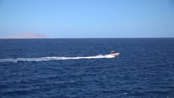 Żeglowanie jachtem na otwartym morzu. Żeglarstwo. Jacht z drona. Nagranie z jachtu. Jacht z góry. Żaglówka z drona. Nagranie z łodzi. Żeglarstwo w wietrzny dzień — Wideo stockowe