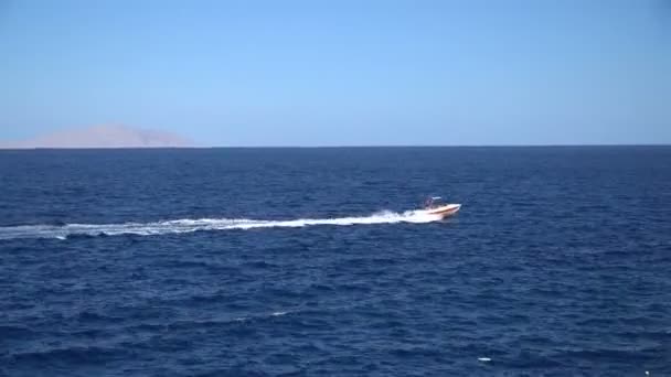 Iate navegando em mar aberto. Barco à vela. Iate de drone. Vídeo de iatismo. Iate de cima. Barco à vela de drone. Vídeo de vela. Yachting no dia ventoso — Vídeo de Stock