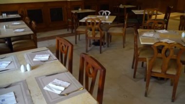 Otel restoranında sunulan tabloları ile oda görünümünü