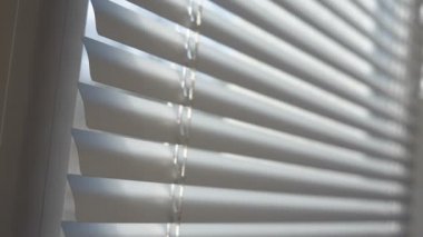 Beyaz parmak dışarı baksanız pencere kör açma. Beyaz pencereden dışarı görmek için kör gözetleme. Küçük beyaz paneller