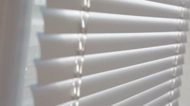 Beyaz parmak dışarı baksanız pencere kör açma. Beyaz pencereden dışarı görmek için kör gözetleme. Küçük beyaz paneller